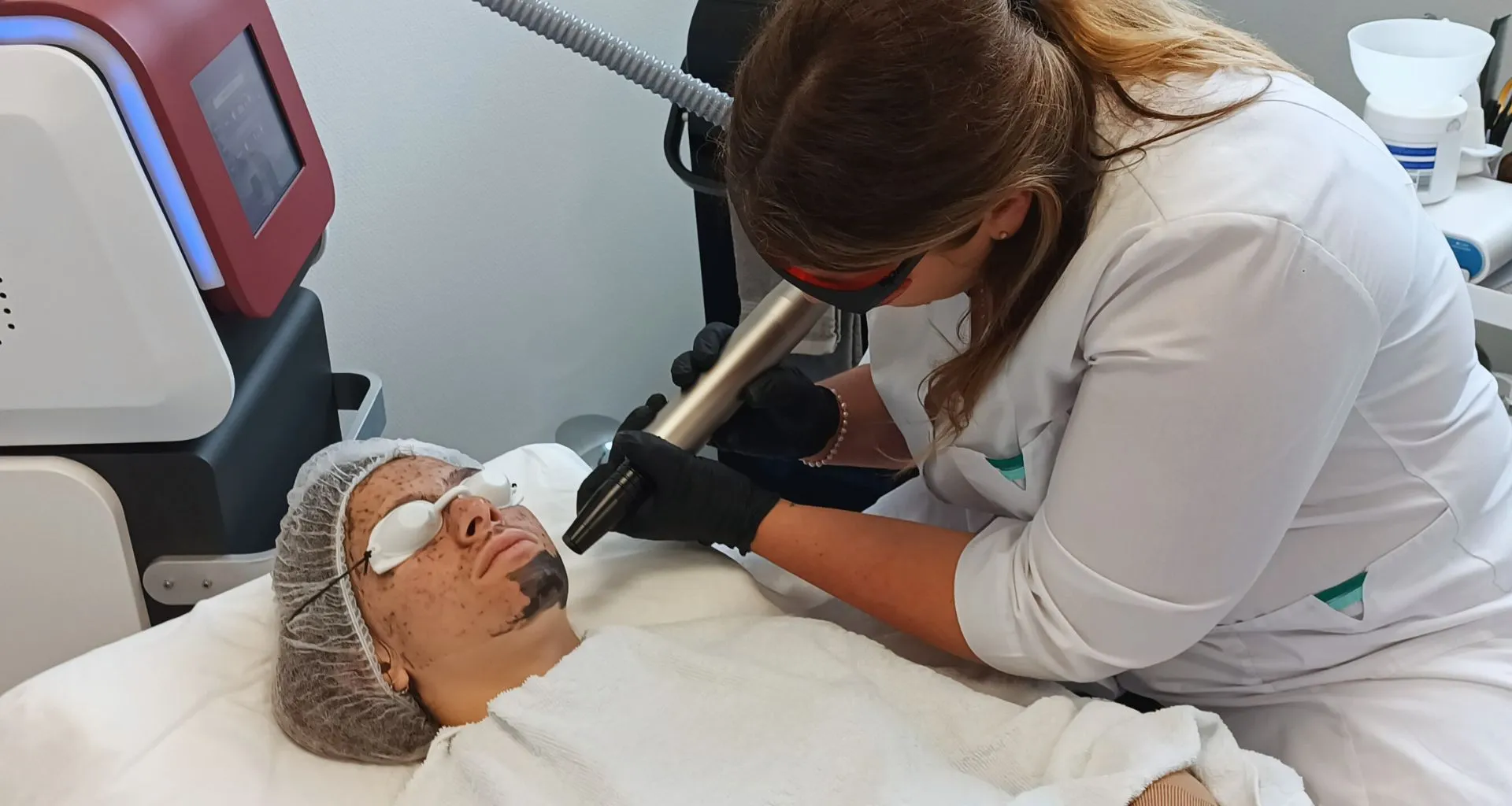 Foto behandeling met MedAes Q-Switched ND YAG QS-02 bij Beauty Skin Go Emmeloord