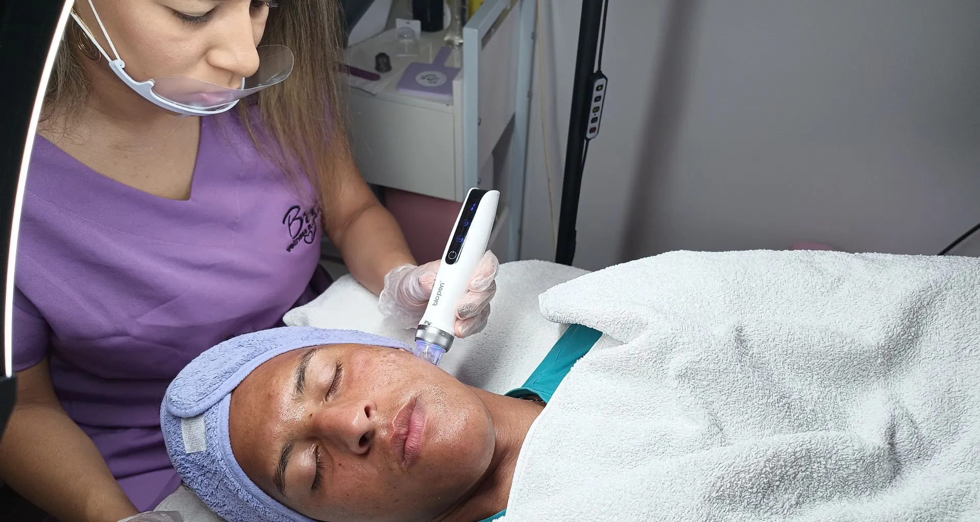 foto behandeling BioPen Q2 bij Bry Wellness & Beauty Noordwijk