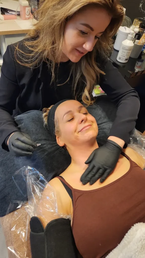 Cryolipolyse en Dermelix algenpeeling bij Beautycare Groningen Cliënte tijdens een cryolipolyse-behandeling en direct na de Dermelix algenpeeling met 60% bruine algen bij Beautycare Groningen