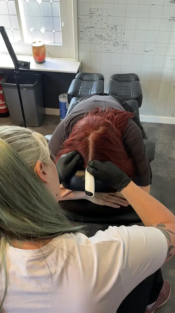 Haargroeibehandeling met BioPen Q2 bij ’t Attoolier in Urk Specialiste behandelt de hoofdhuid van een cliënt met de BioPen Q2 microneedling pen bij ’t Attoolier in Urk