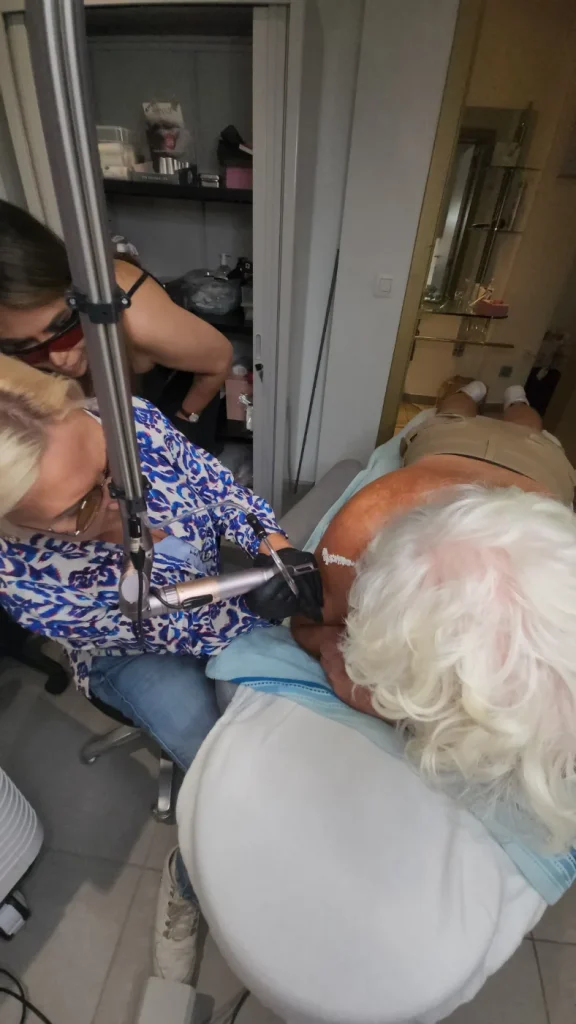 Laserbehandeling met PicoLux – Laser Skin Studio Antwerpen Sarah behandelt een client met de PicoLux picoseconde laser bij Laser Skin Studio in Antwerpen